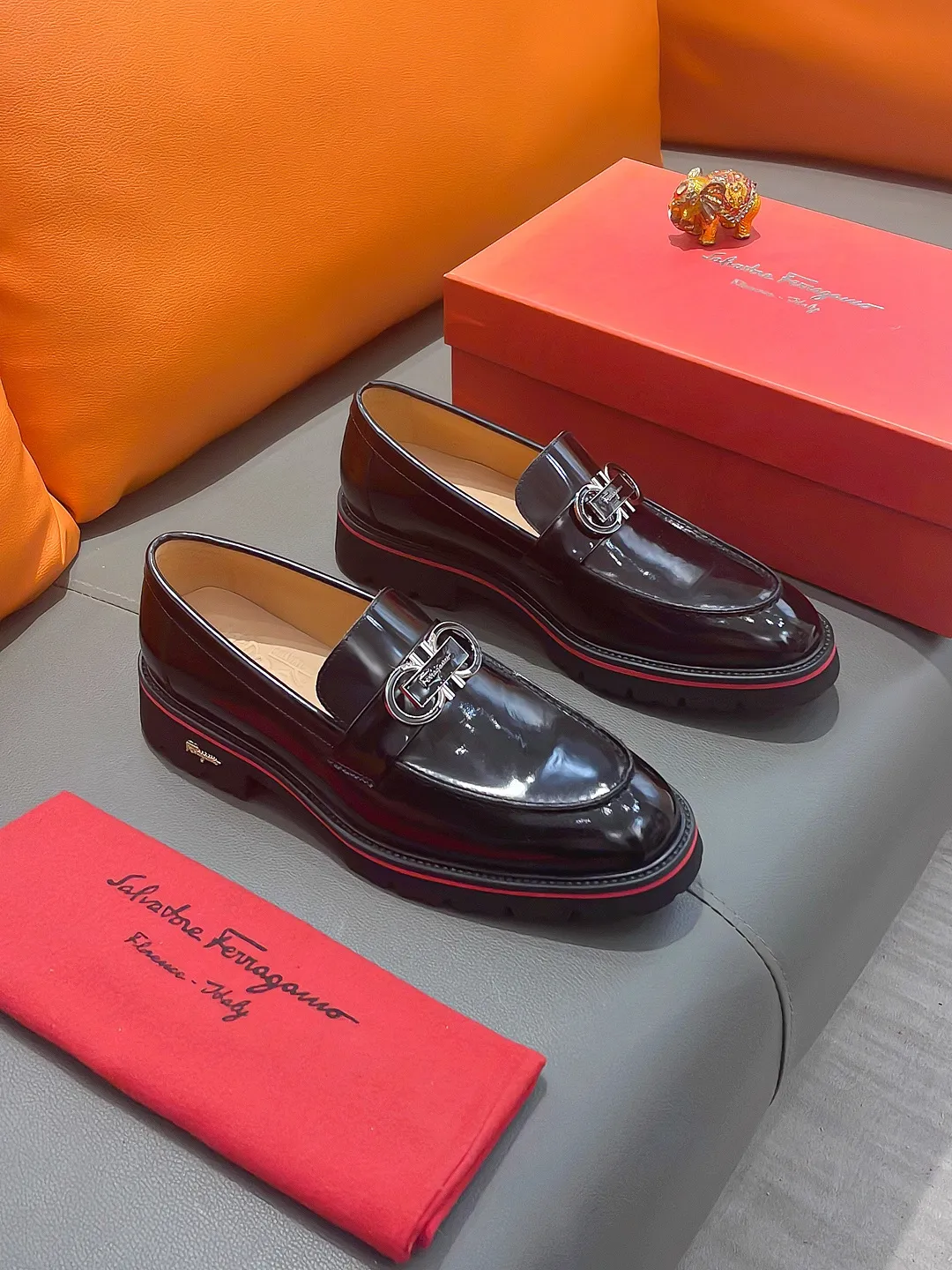 Men's shoes FERRAGAMO "Ferragamo" P540 Regular size: 39-44 (38, 45, 46, 47 customized) (suit shoes) Product materials: Selected first-layer cowhide upper, imported sheepskin lining; original outsole.